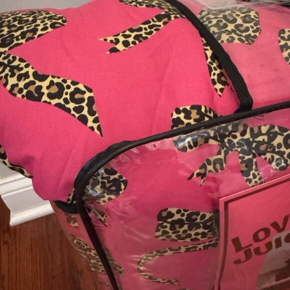 Juicy Couture Reversible Queen Comforter Set Plush Black/Hot Pink Cheetah Bow - Picture 4 of 8